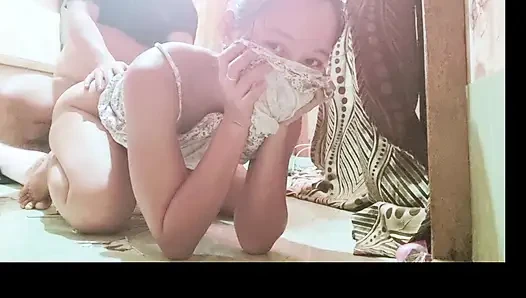 Pinay kocasını iş arkadaşıyla çabucak sikiyor