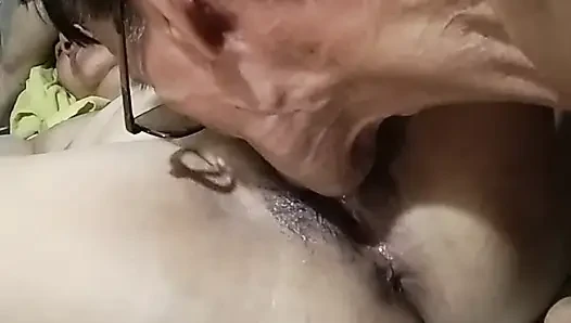 Güzel karımın fışkırtacak kadar ıslak amcığının tam videosu ve içine boşalıyorum