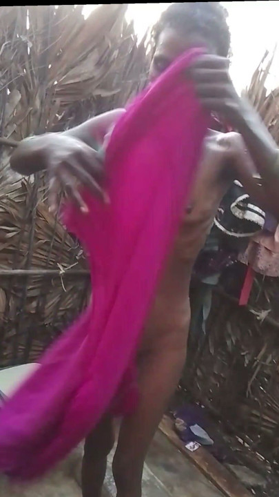 Tía india de pueblo Sumathi en el baño