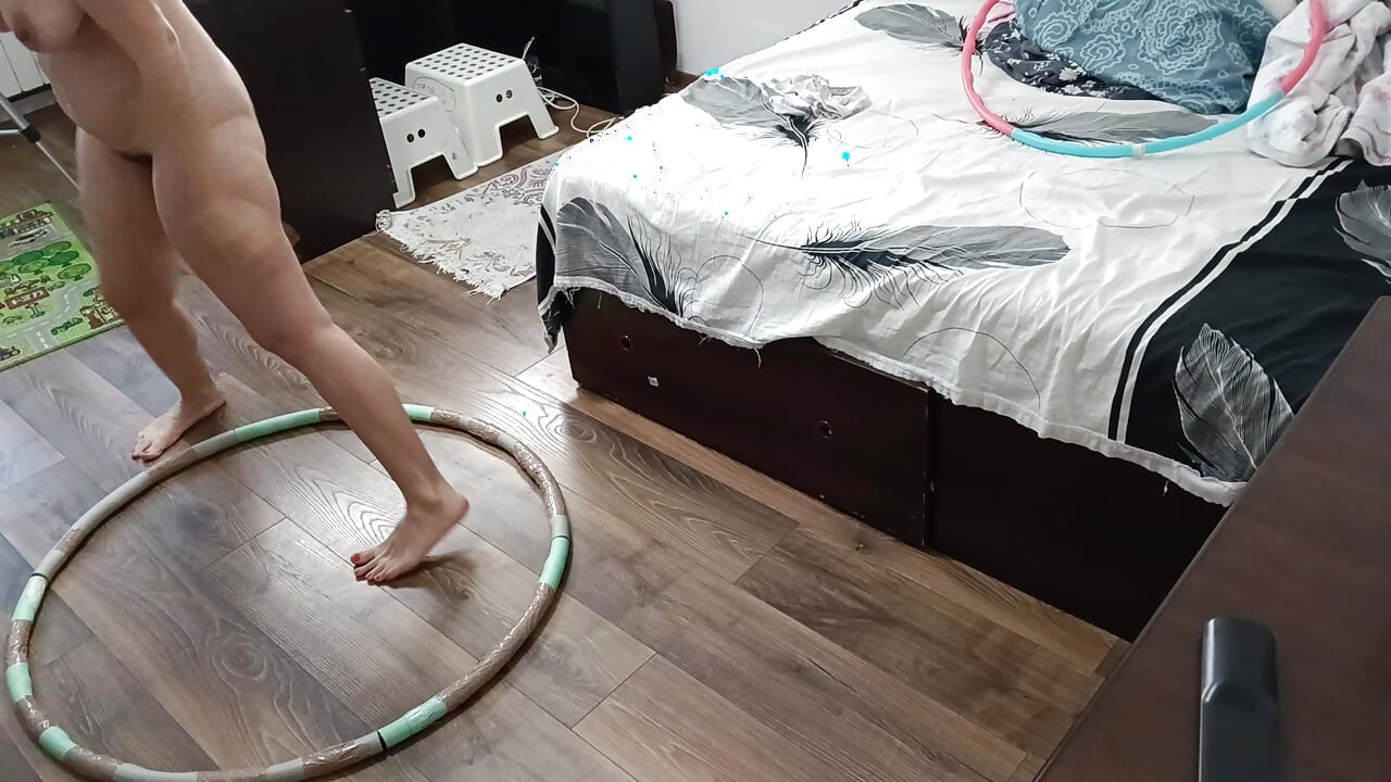 Une femme sexy fait de la gymnastique à la maison à poil