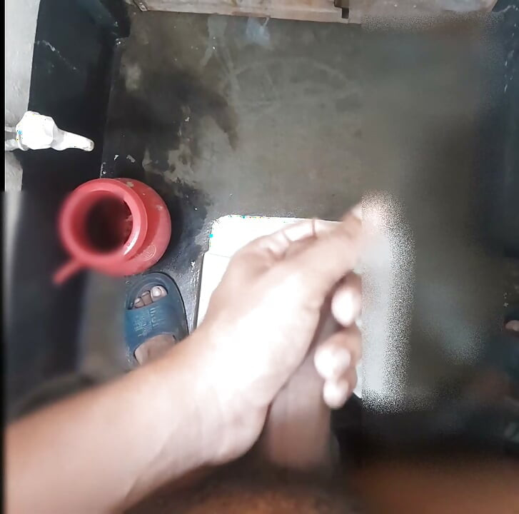 在洗手间里用手打飞机