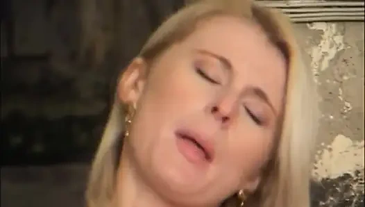 Sarışın hatun büyük siyah yarak üzerinde... Amcık yalayan göt sikişi