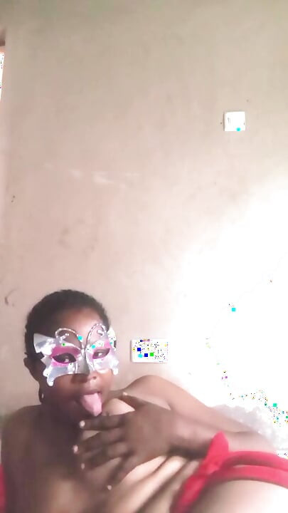 Wanita Afrika menyentuh memeknya