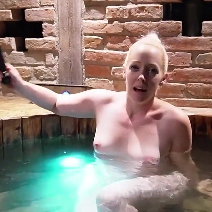 Geile show für die nachbarn! Öffentlicher Squirt am Garten-whirl-pool! Draußen im Garten und die Nachbarn beim Grill!