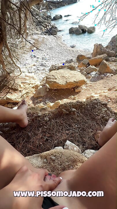 Jente pisser utendørs flere ganger: Desperat fottur med full blære til en offentlig strand som tisser overalt