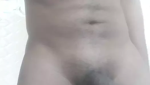 Banyo odasında yeni elle muamele suyumu çıkararak mastürbasyon yapıyor