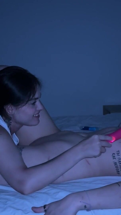 RÅ LESBISK MULTIORGASME MED VIBRATOR | Klip 1