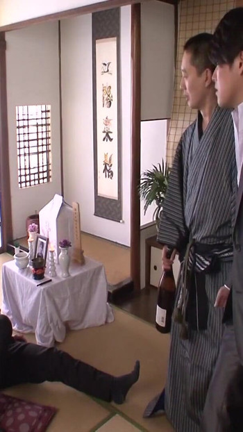 Spektakularan trenutak iz "Luda japanska milf jebana od 2 kurca dobiva tuš od sperme"