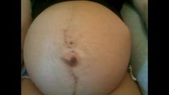 Embarazada bebe pateando en la pancita