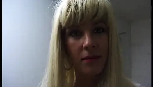 Blonde schlampe lutscht schlong im pov-video
