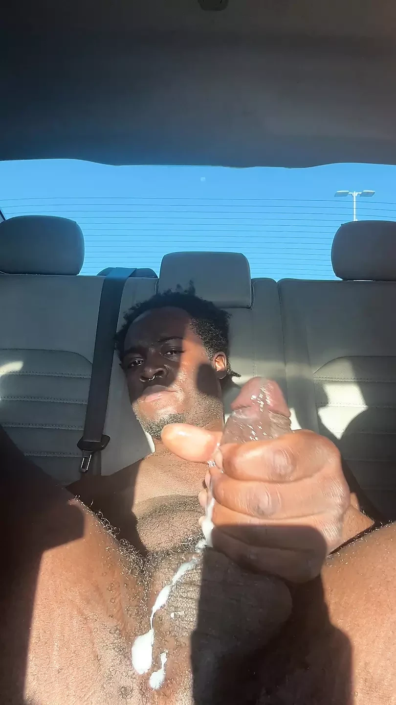 Nua dentro do carro quente masturbando e me dedando enquanto eu faço uma bagunça pegajosa