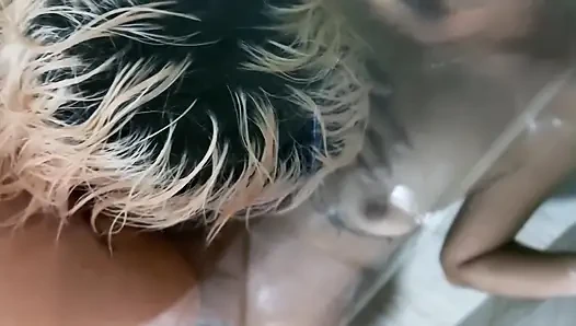 SABUNLU MEMELER!! ISLAK KÜÇÜK PARMAKLARLA ONA MASTÜRBASYON YAPıYOR