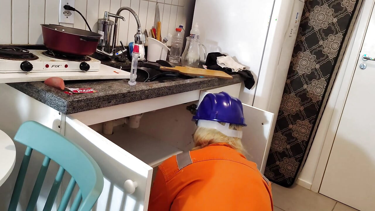 El mini zinho contrató al servicio de fontanería al final, fue una sorpresa que una mujer guapa apareciera para hacer el servicio