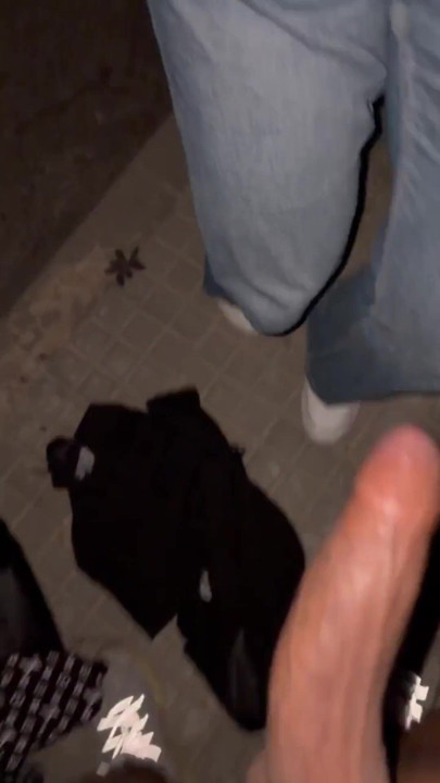 Eu chupei o pau de um homem tatuado de cabelos escuros que tinha muito grande | Clipe 1