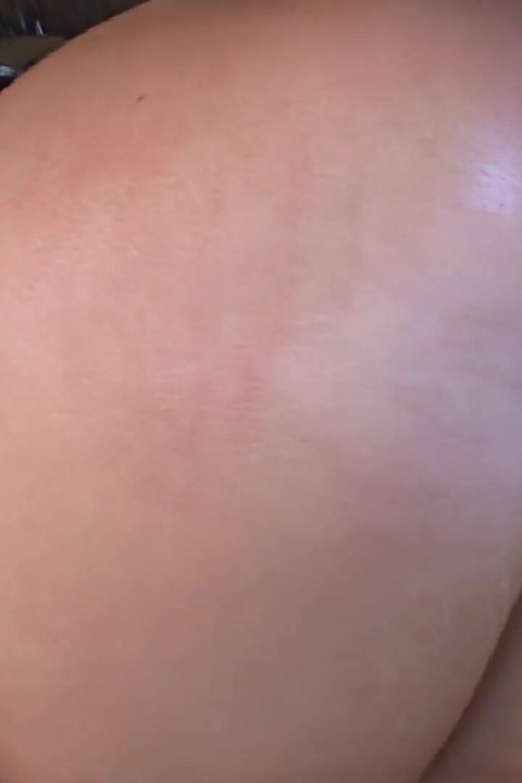 Cadela chupa paus enormes e depois é fodida em ambos os buracos simultaneamente