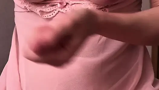 Güzel döllü kız zıplıyor