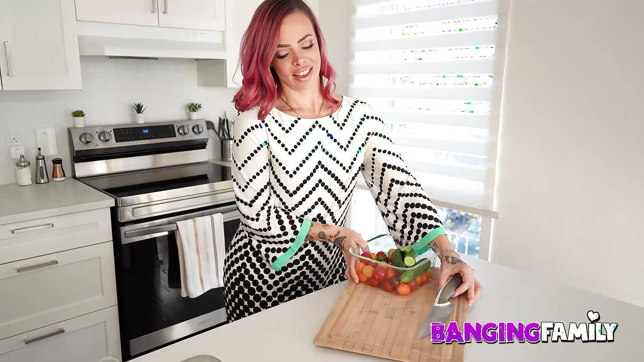 Banging Family - Uma madrasta fofa com tatuagens é fodida por enteado