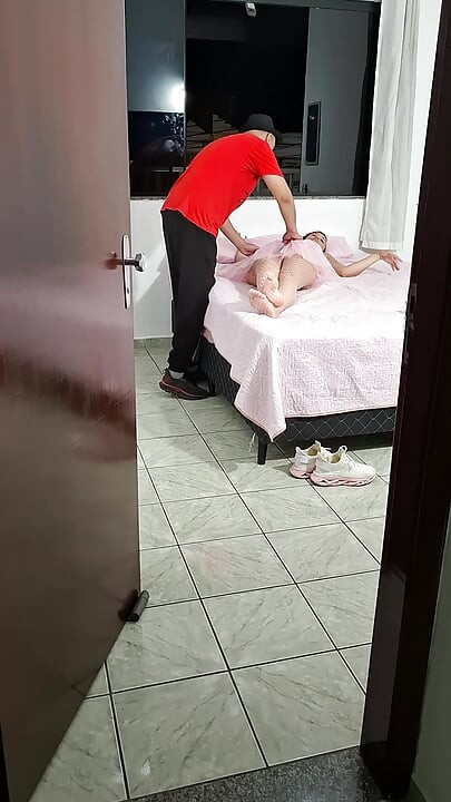 Stedatter kommer hjem fra karneval tidlig om morgenen og gir en blowjob.