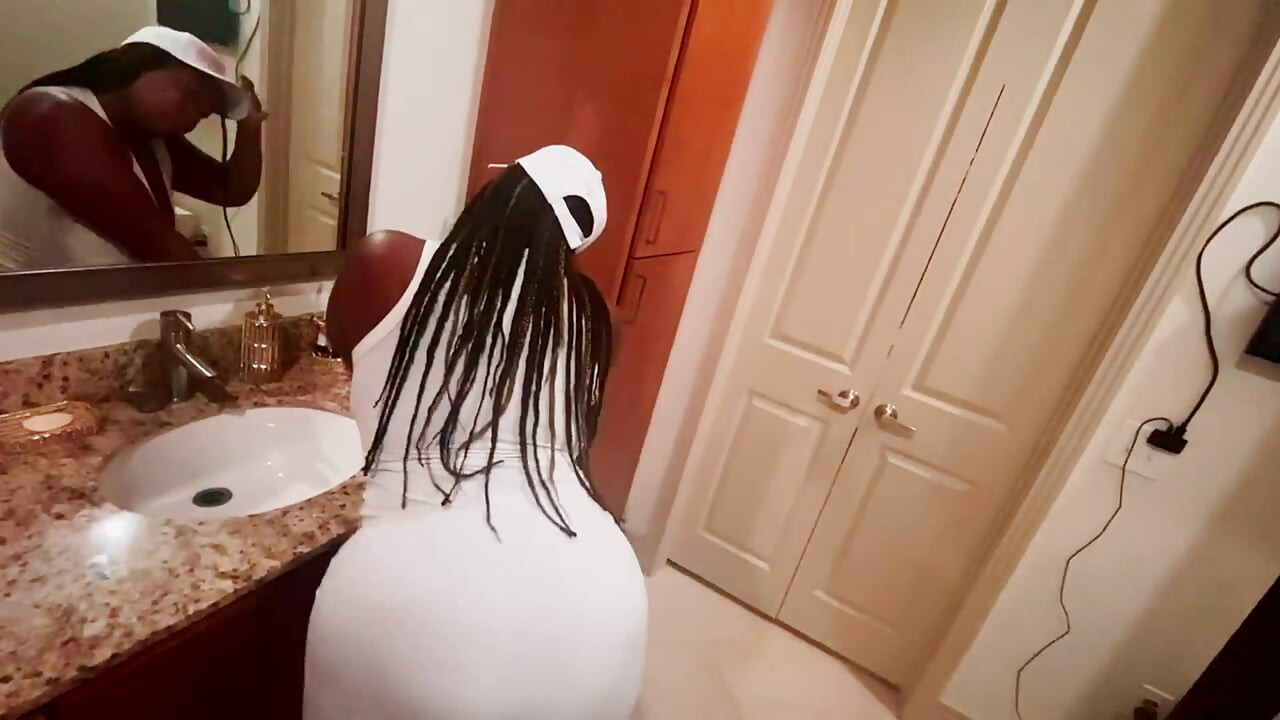 Dirty Diana Got a Cap on and She Looks Sexy