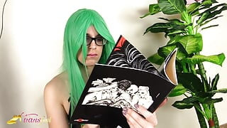 穿着连裤袜的绿头发变性人自慰