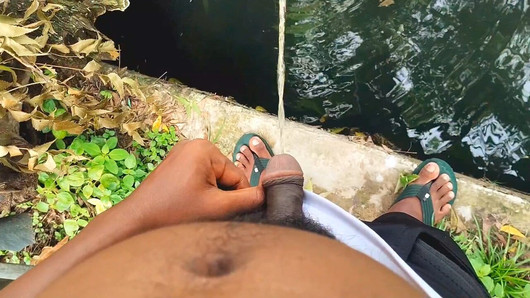 Dlakavi desi indijski kurac piša vani.
