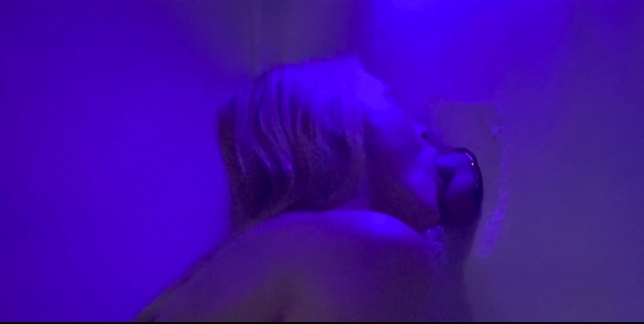 Supt de pulă la gaura din zid - gloryhole