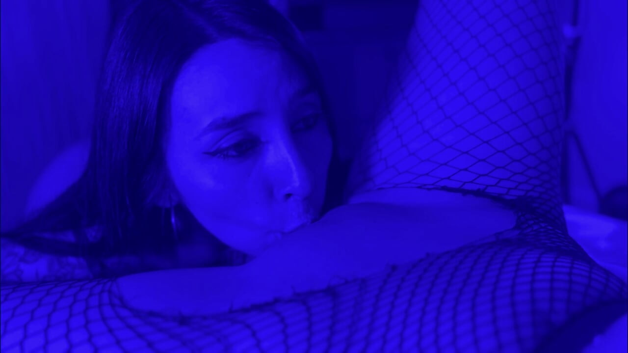 Zabava za diplomu izmakne kontroli i završim s najboljom prijateljicom s faksa