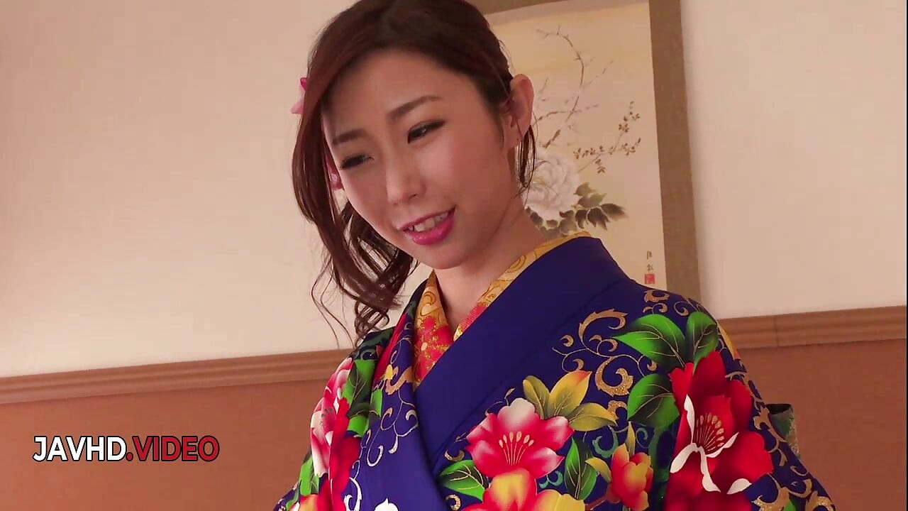 Fumegante mulher japonesa em quimono dá boquete quente na cam