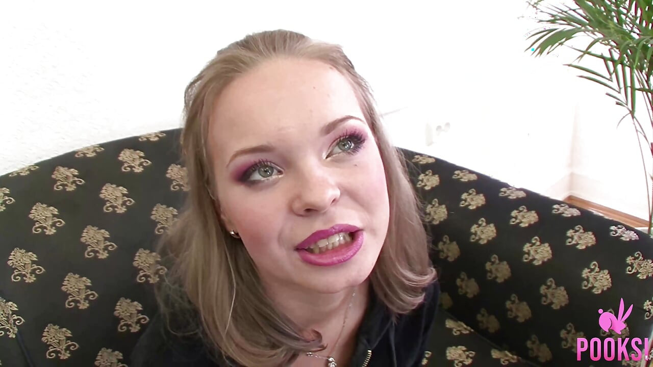 ¡La alegre colegiala Bridget ama la polla en su joven y apretado coño!