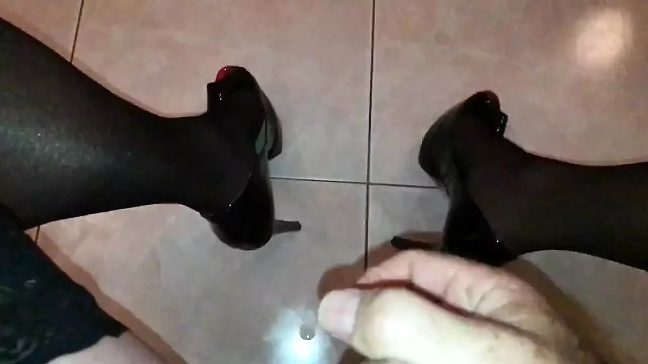 Wanking in high heels and stockings