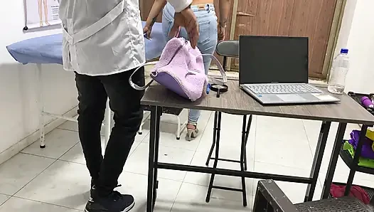 Planlama yöntemini değiştirmeye gitti ve doktor onu sikiyor