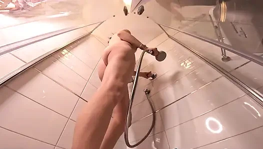 Ты будь под ногами и видишь, как я получаю душ и мое тело и киску