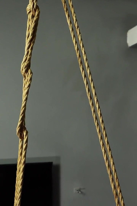 Suspendat Șolduri Buck ca baghetă impecabil păstrează sclava Mila pe edge și refuzat (1080p)