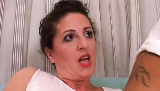 Kalın iri güzel kadın genç erkek avcısı genç tesisatçıların büyük sert yarağına binmeyi seviyor