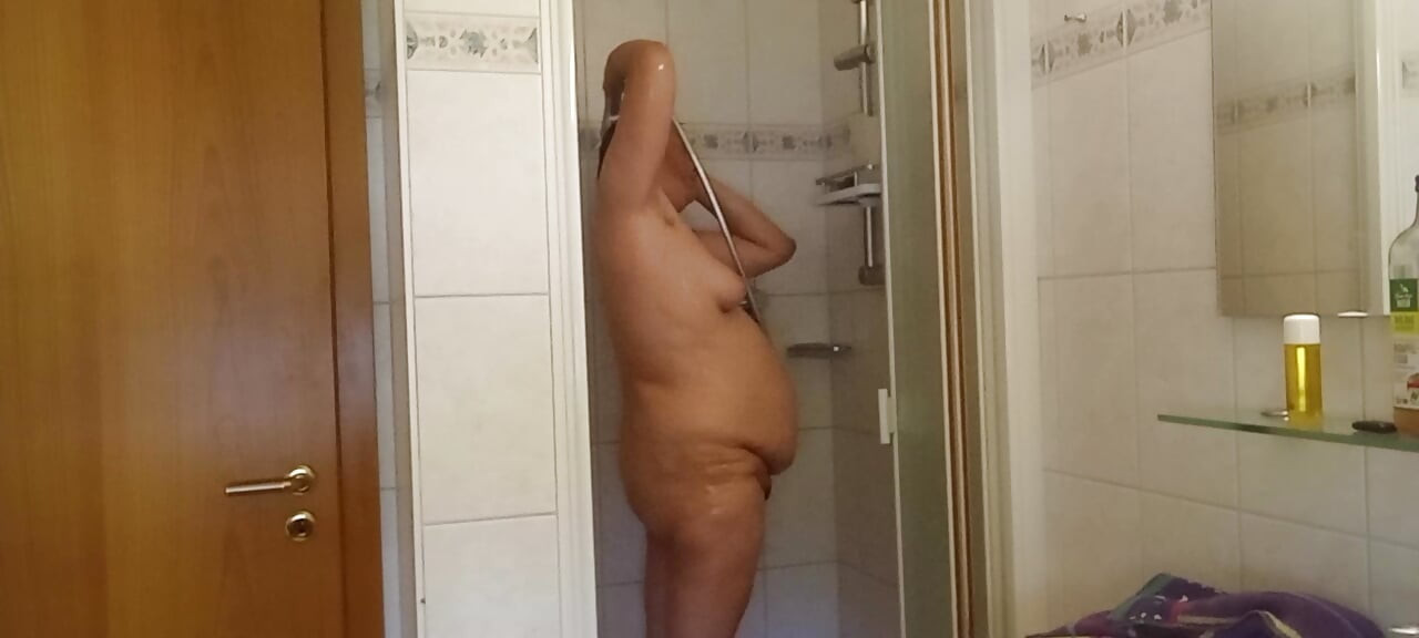 Olgun Alman MILF 52 yaşında, duşun altında tombul bir vücut yüzüne seriyor