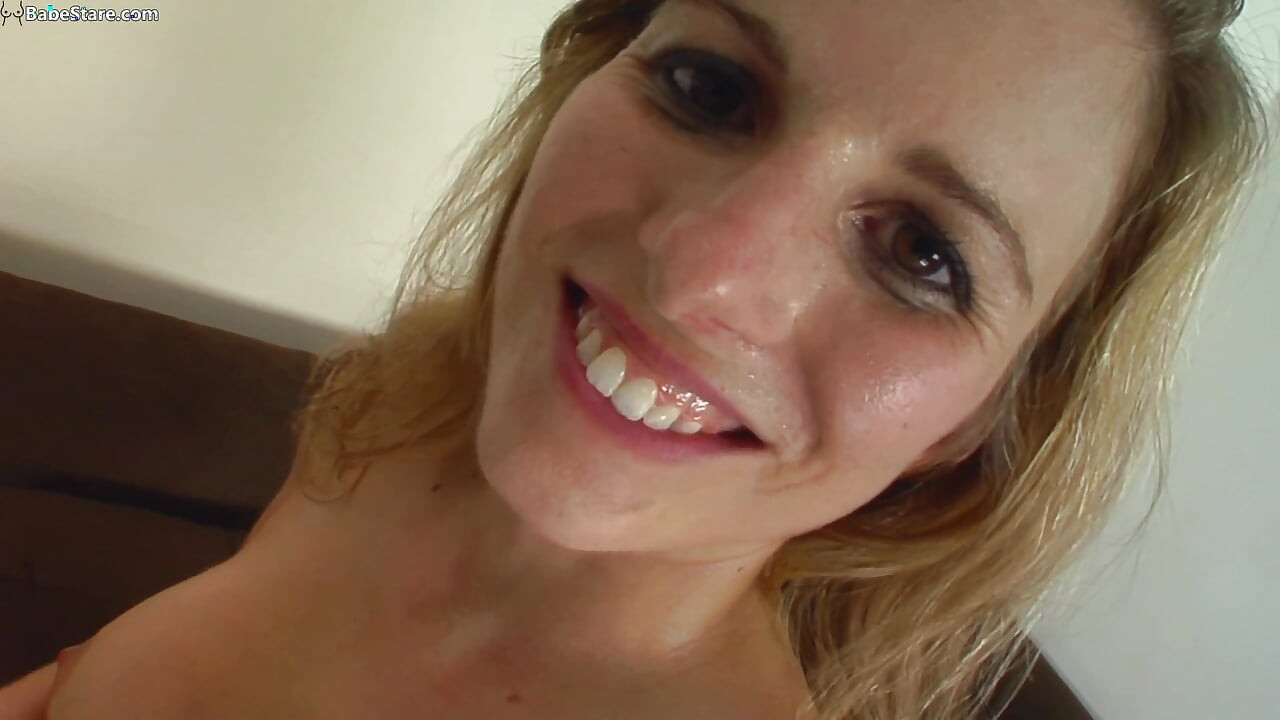 Blonde couple just want to make out and make love
