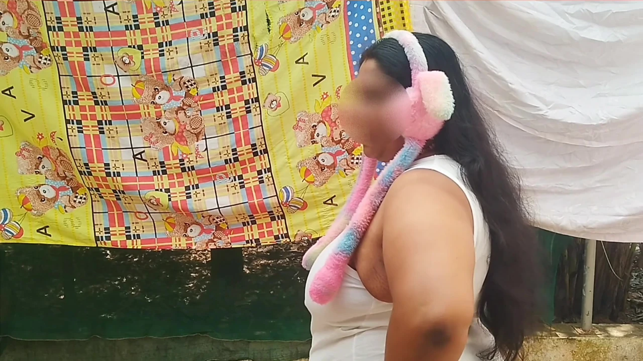 Seksi ve tombul Hintli kız seksi götünü ve göğüslerini gösteriyor