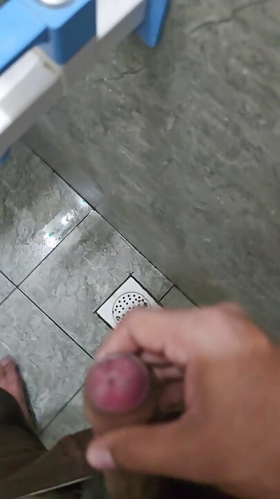 Čůrání, masáž, tření a šukání klepáním
