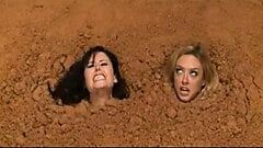 2 khỏa thân busty phụ nữ trong cát lún
