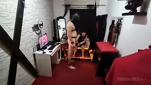 Fetiş orta yaşlı seksi kadın bdsm den fışkırtarak orgazm oluyor