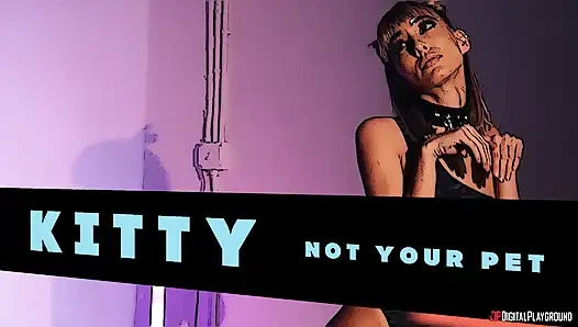 Zinde küçük götlü Janice Griffith ve Demi Sutra seksi üçlü grup seks yapıyor