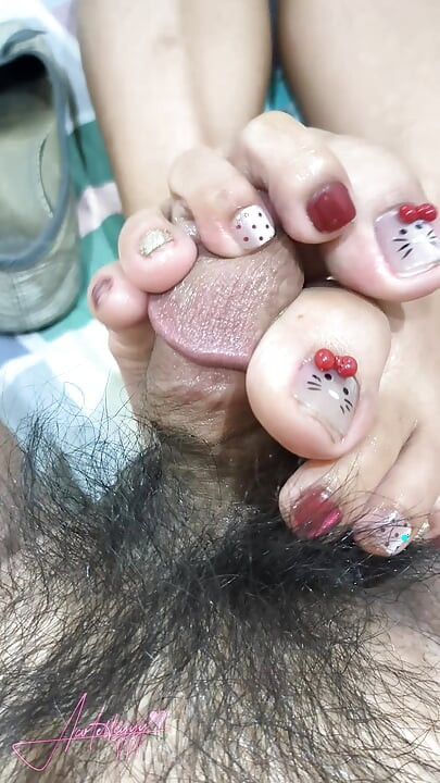 Acoletteyys frisch entbrüste Füße von Dollshoes fühlen sich so kitzelig auf seinen schwanzkopf an, dass er nach dem Edging hart kommen ließ