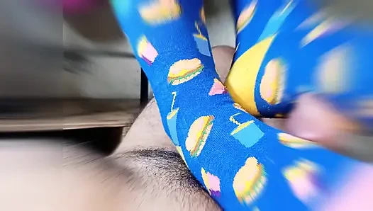 солома с ступнями в очень забавных чулках