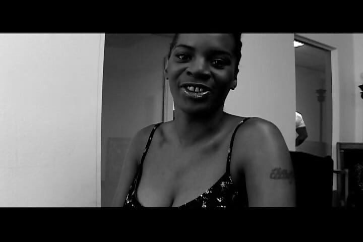 Une jolie fille noire fait un trio interracial en plein air