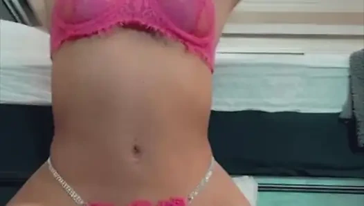 Милфа Lela Star испытывает интенсивный оргазм