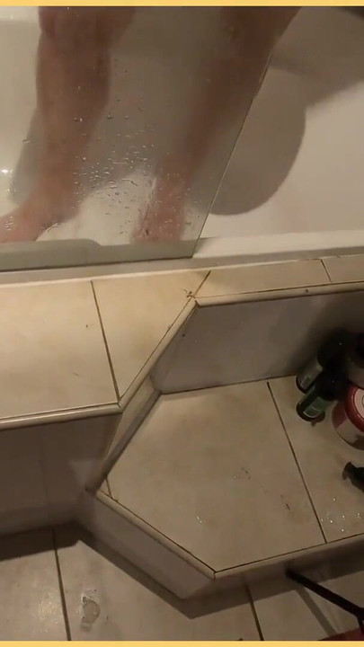 Érzelmes pillanat a "Feleség melltartó nélkül, nagy melleivel a kijelzőn, miközben a zuhanyt tisztítja, és tökéletes melleit mutatja be."