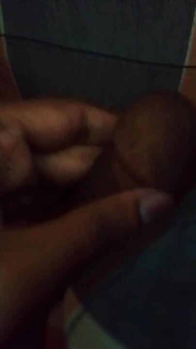 Паренек наслаждается своим временем ночью в одиночестве