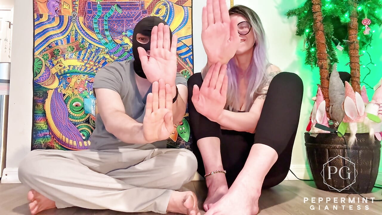 6'7 Giantess Ręce całkowicie krasnoludek jego małe 6'3 man hands - palm-to-palm Size Upokorzenie