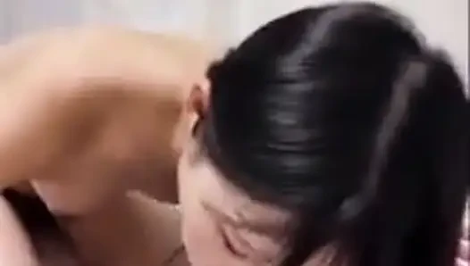 Unzensierter privater pOV. Entzückend süße schlanke schönheit teilt eine geheime creampie-session vor der kamera