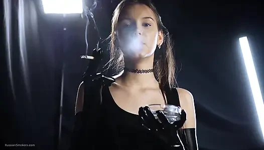Adegan slow sensual cewek hot rambut cokelat dengan baju lateks warna hitam